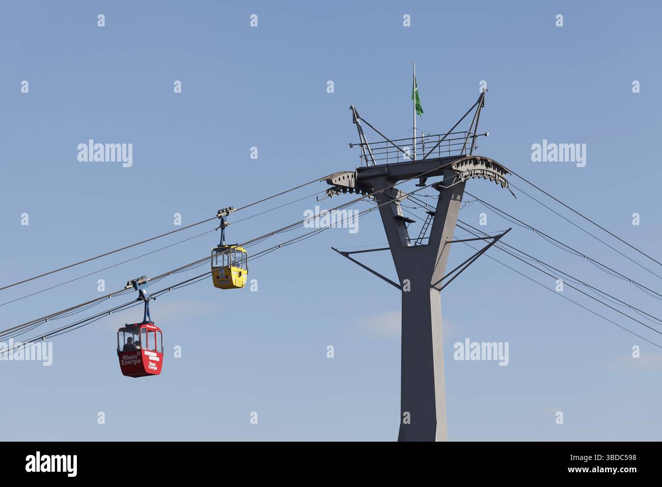 Kölner Seilbahn, zwei Gondeln vor einem Pylon, Rheinbahn Köln, Nordrhein-Westfalen, Deutschland Stockfoto