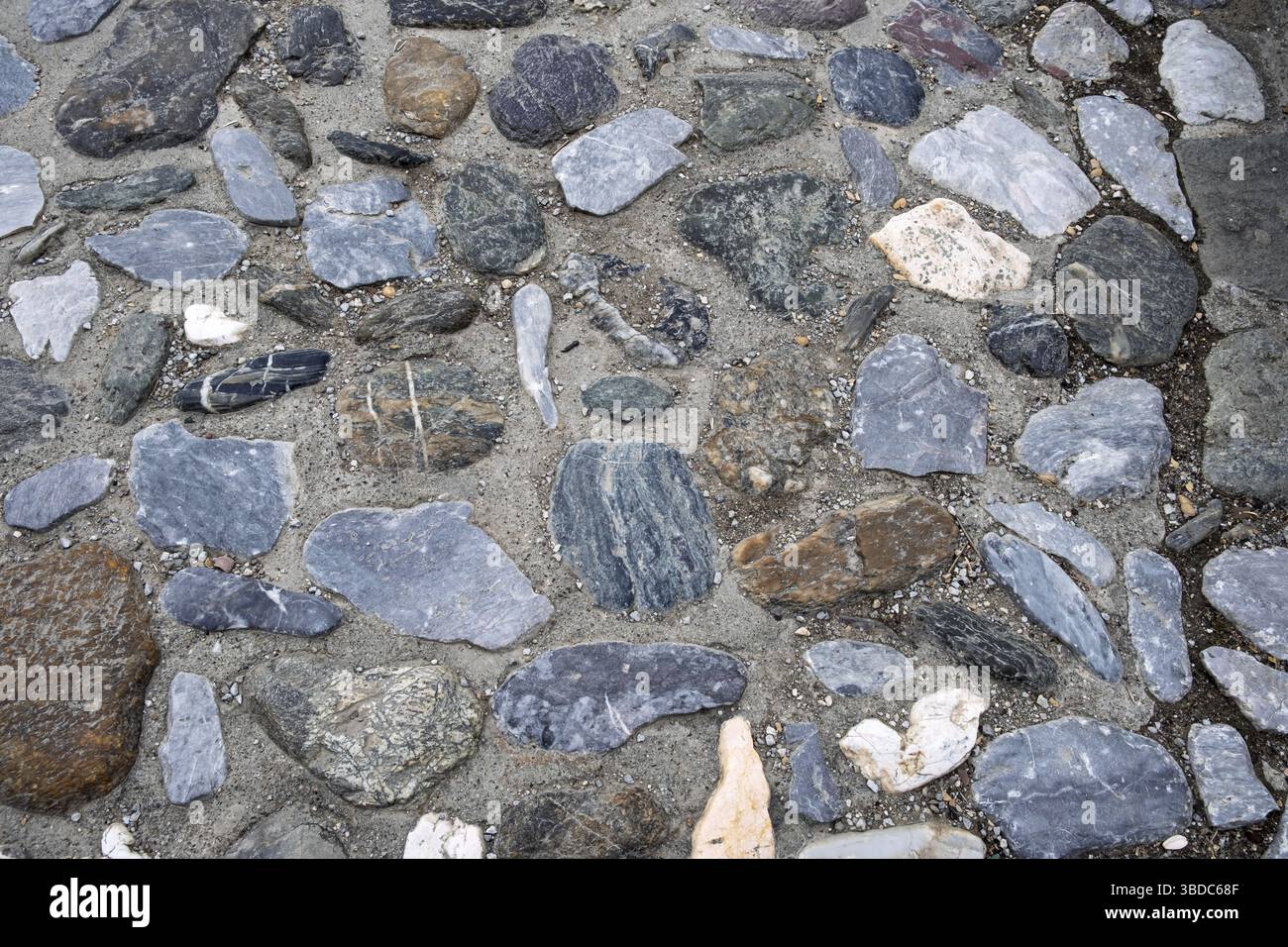 Straßenpflaster aus farbigen Kieselsteinen, Hintergrund, Textur, Prizren, Kosovo Stockfoto
