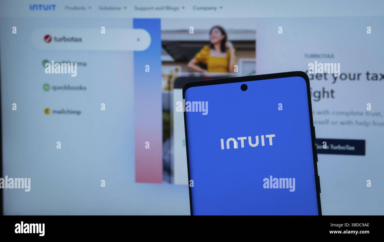 Smartphone mit Intuit-Logo vor der Benutzeroberfläche einer Service-Website Stockfoto