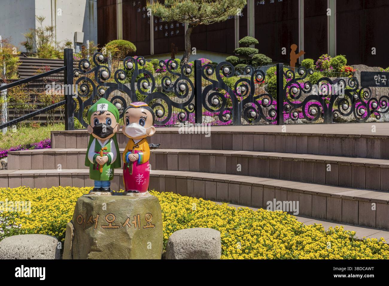 Daejeon, Südkorea. 7. Mai 2020: Skulptur eines koreanischen Mannes und einer koreanischen Frau mit traditionellem Hanbok und medizinischen Masken im Ppuri Ancestral Park Stockfoto