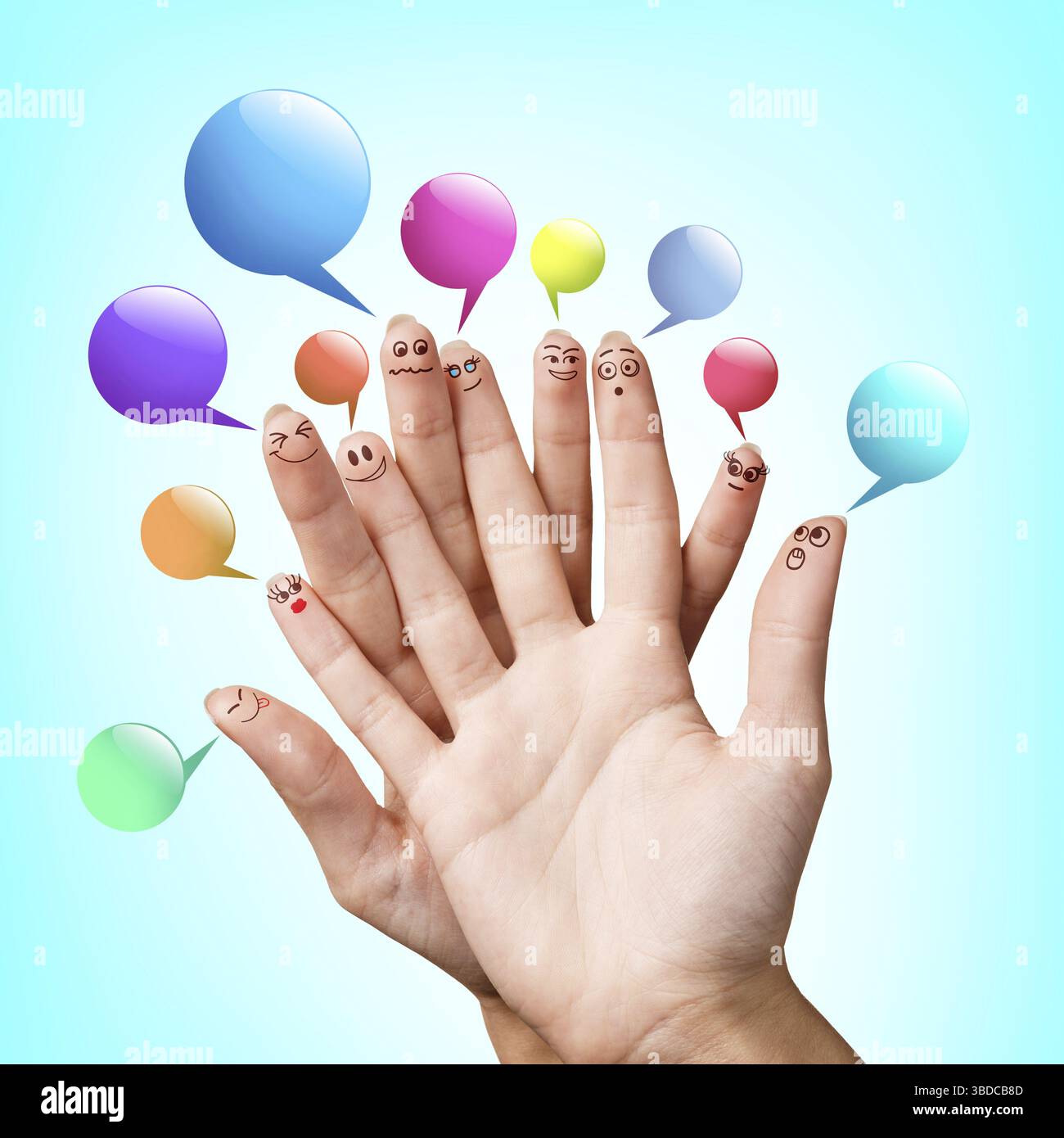 Glücklich Finger Smileys mit bunten Rede sprudelt über blauem Hintergrund Stockfoto