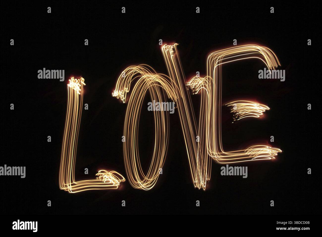 Das Wort LIEBE geschrieben mit Licht Stockfoto