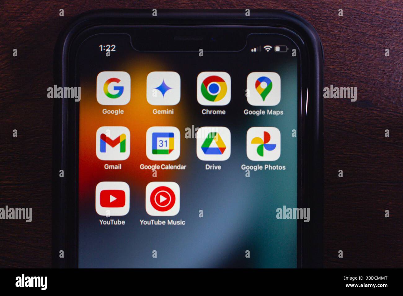 Smartphone-Bildschirm mit verschiedenen Google Bundle Apps (Google, Gemini, Chrome, Maps, Gmail, Kalender, Laufwerk, Fotos, YouTube und YouTube Music). Stockfoto