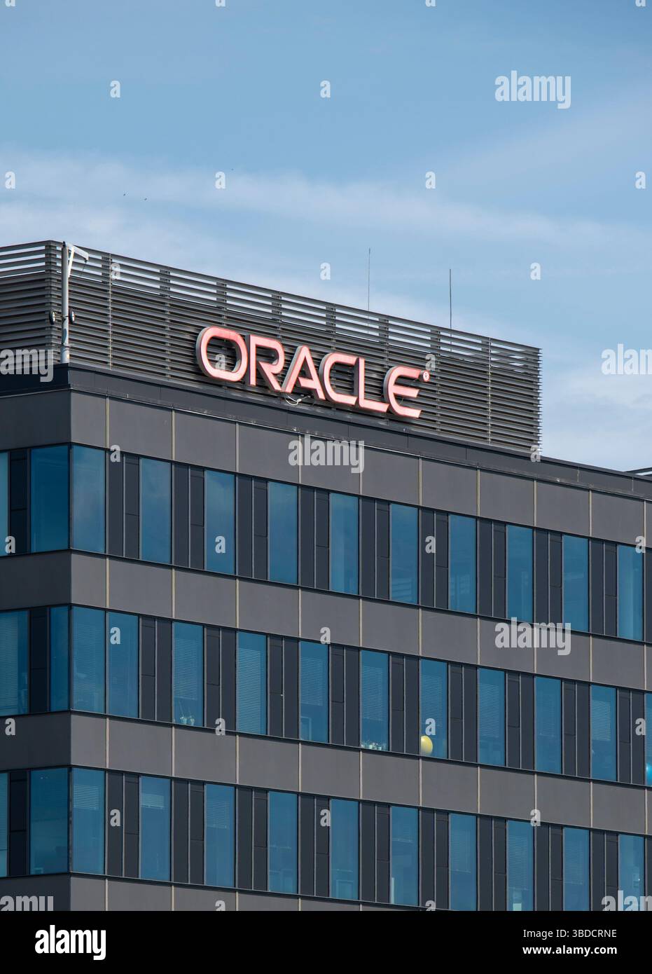 Bratislava, Slowakei - 10. Mai 2025 : Orakellogo auf dem Dach des Gebäudes. Oracle Corporation ist ein US-amerikanischer multinationaler Computer Technology com Stockfoto