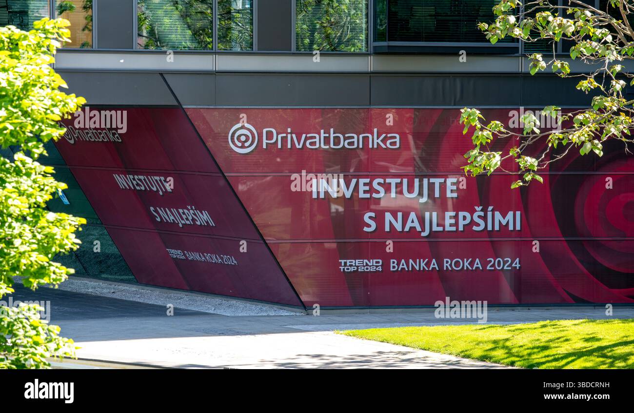 Bratislava, Slowakei - 10. Mai 2025: Private Bankfiliale in Bratislava. Privatbanka konzentriert sich auf Private Banking. Stockfoto