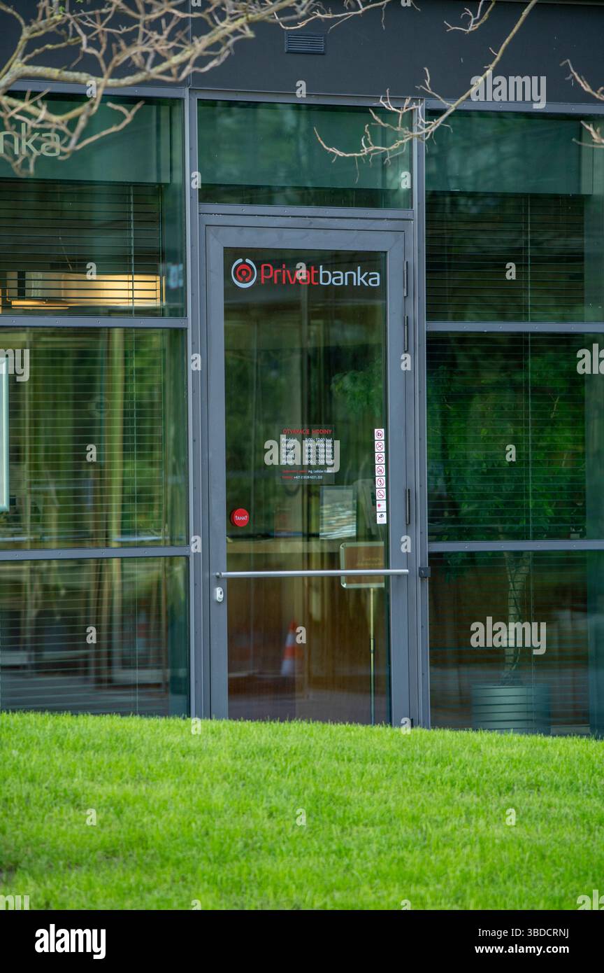 Bratislava, Slowakei - 10. Mai 2025: Private Bankfiliale in Bratislava. Privatbanka konzentriert sich auf Private Banking. Stockfoto