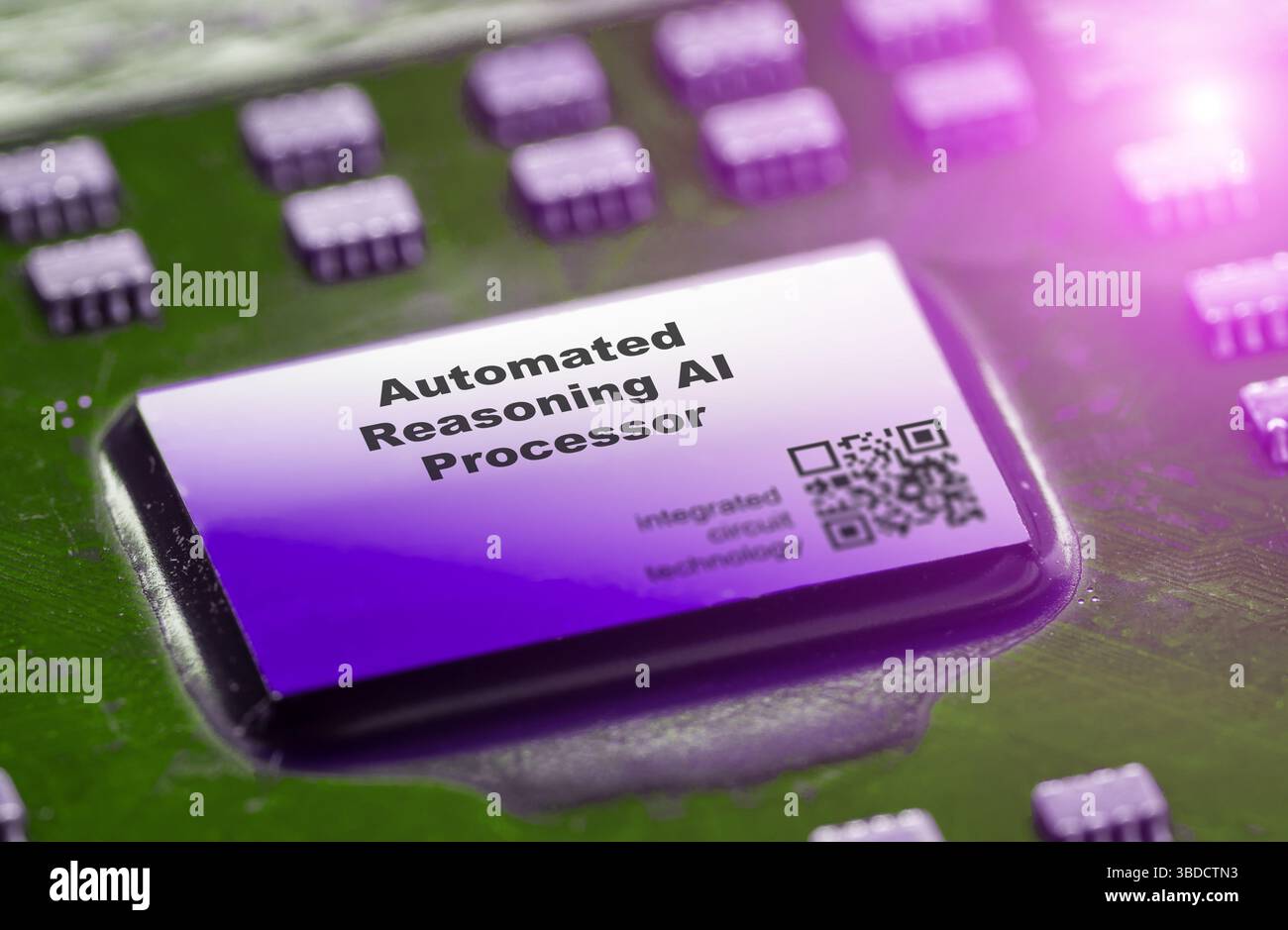 KI-Prozessor mit automatisierter Argumentation. Integrierte Chips für KI-basierte logische Überlegungen und Entscheidungsfindung. Stockfoto