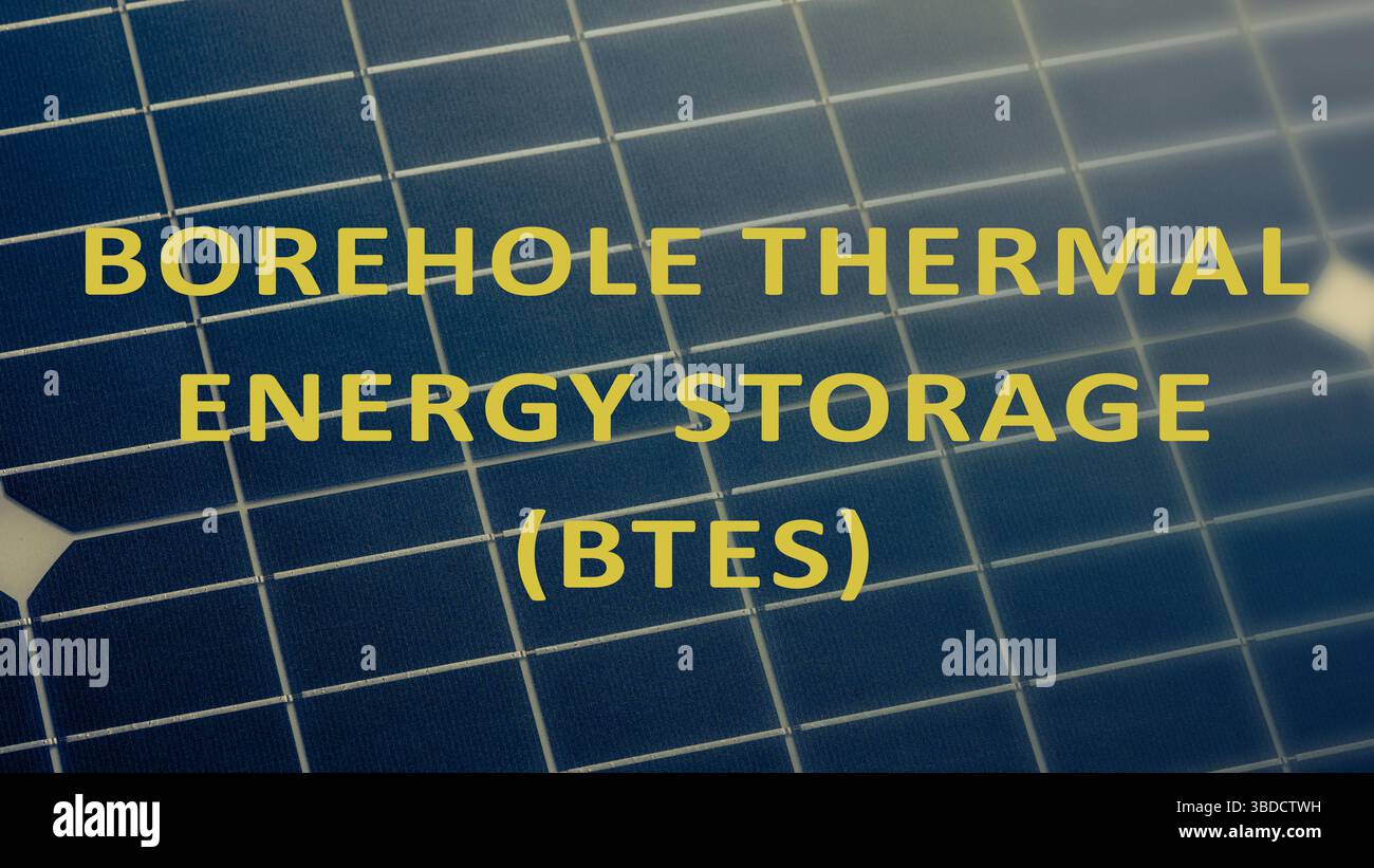 Thermische Energiespeicherung (BTES). Speichert thermische Energie in tief in den Boden gebohrten Bohrungen. Stockfoto