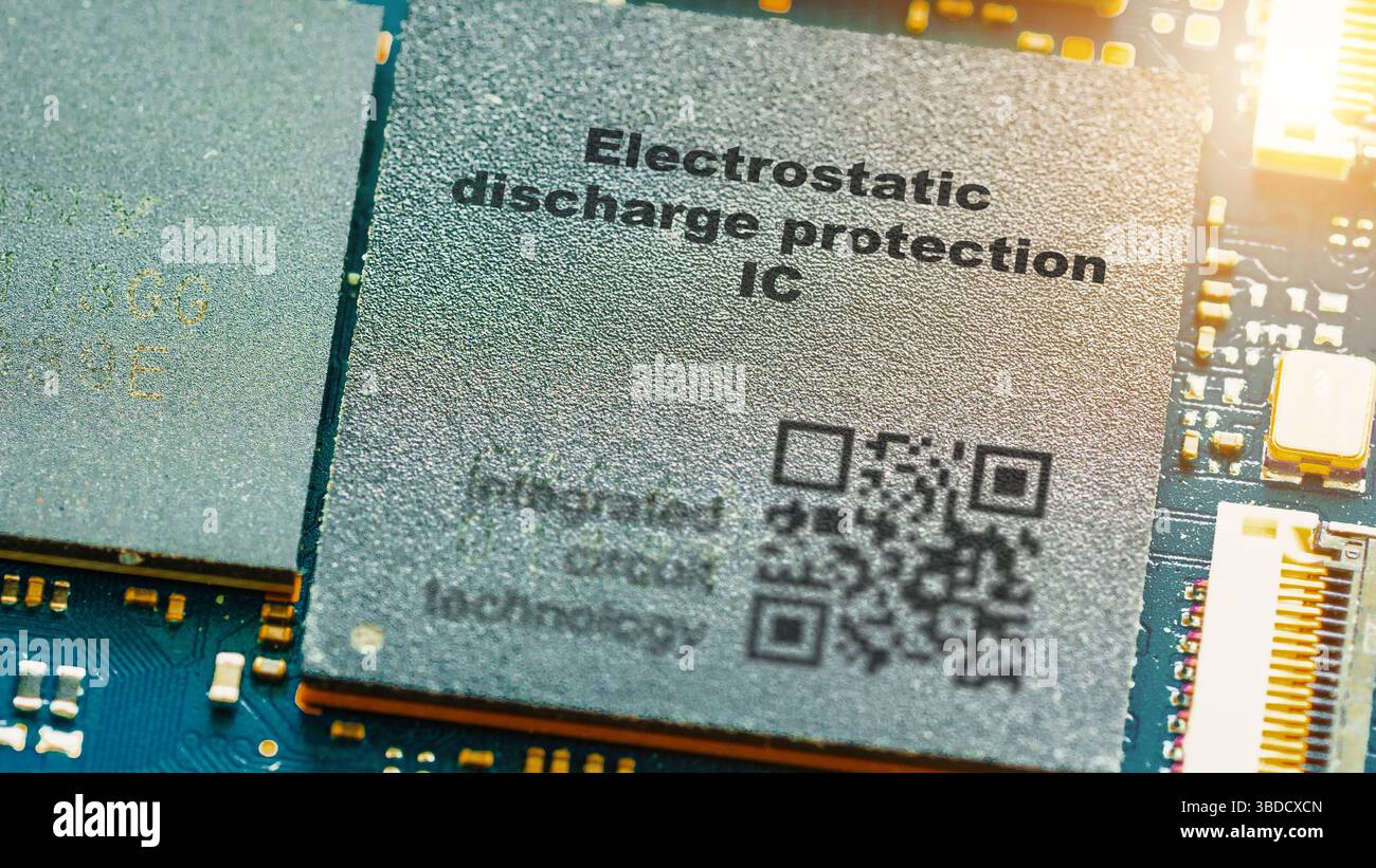 Mikrochip zum Schutz vor elektrostatischer Entladung. Schützt empfindliche Schaltkreise vor Hochspannungsentladungen. Stockfoto
