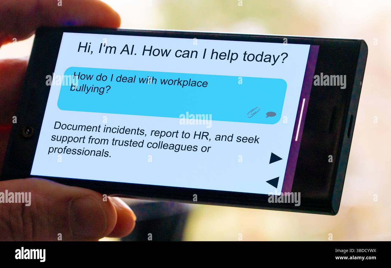 Frage zur künstlichen Intelligenz auf dem Smartphone-Bildschirm. Wie gehe ich mit Mobbing am Arbeitsplatz um? Stockfoto