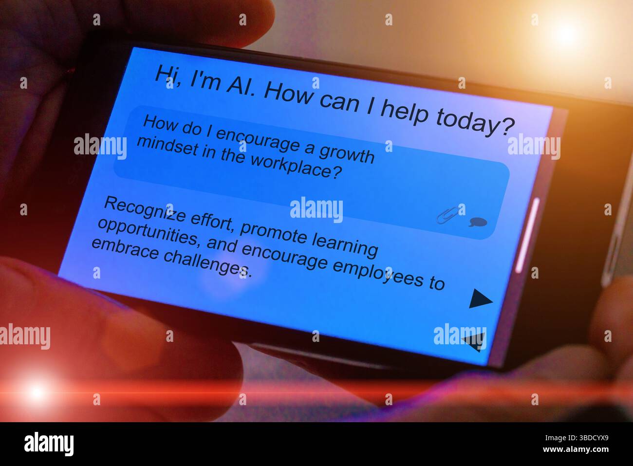 Frage zur künstlichen Intelligenz auf dem Smartphone-Bildschirm. Wie fördere ich eine Wachstumseinstellung am Arbeitsplatz? Stockfoto