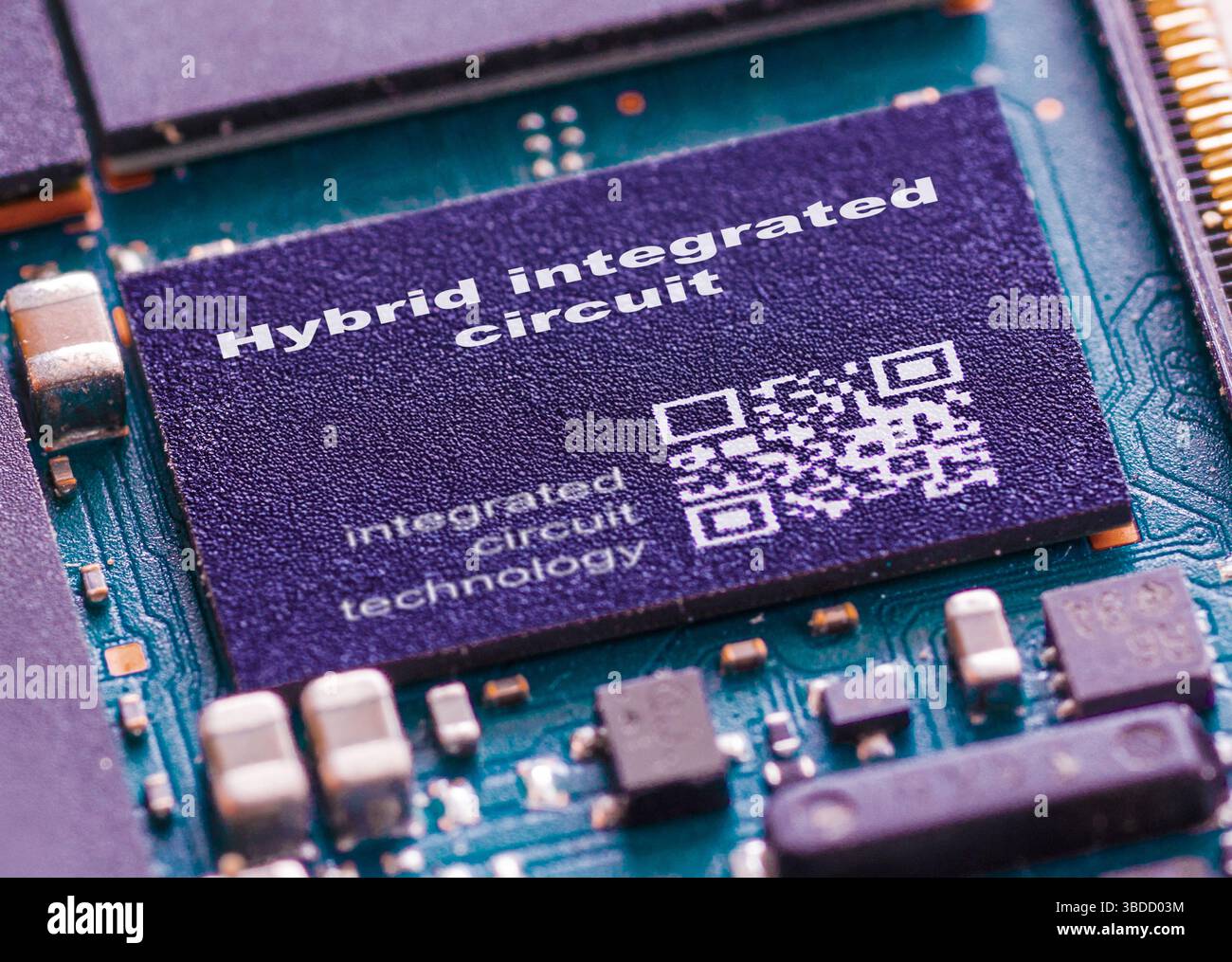 Integrierte Hybridschaltung. Kombiniert verschiedene Arten von Komponenten auf einem einzigen Substrat. Stockfoto