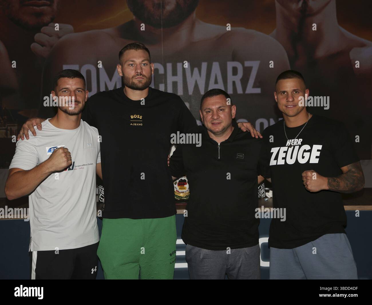 Die Boxer Ardian Krasniqi, Tom Schwarz, Tyron Zeuge mit dem Promoter Burim Sylejmani vom Magdeburger Boxstall Fides bei DER Pressekonferenz für DIE Stockfoto