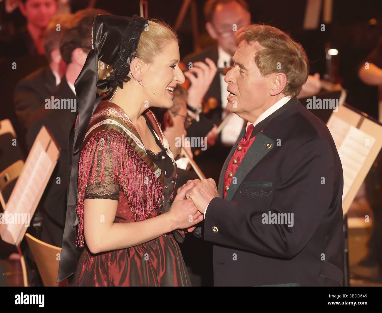 Stefanie Hertel mit Dirndl im Duett mit Vater Eberhard Hertel MDR TV Muttertagsshow 2016 Altenburg, ausgestrahlt am 07. Mai 2016 Stockfoto