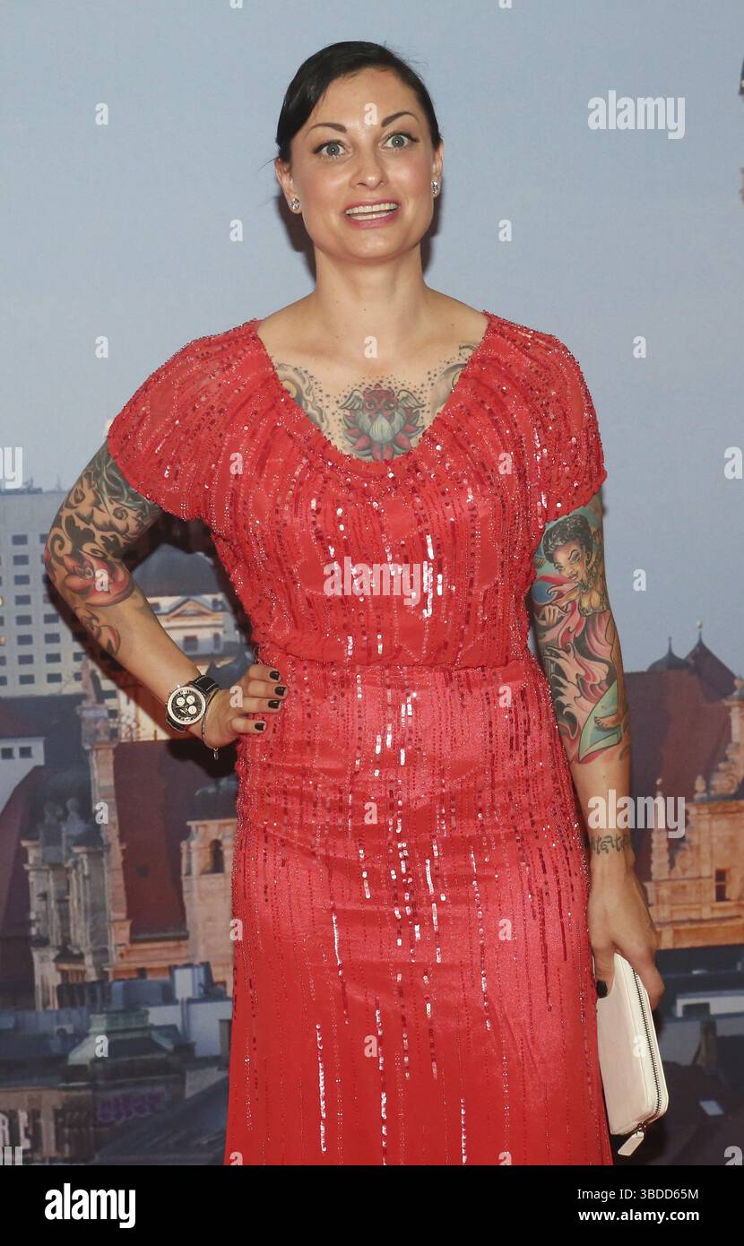 Deutsche Fernsehmoderatorin Lina van de Mars auf dem roten Teppich zur Spendengala der 9. GRK Charity am 27. August 2016 im Hotel The Westin Leipzig Stockfoto