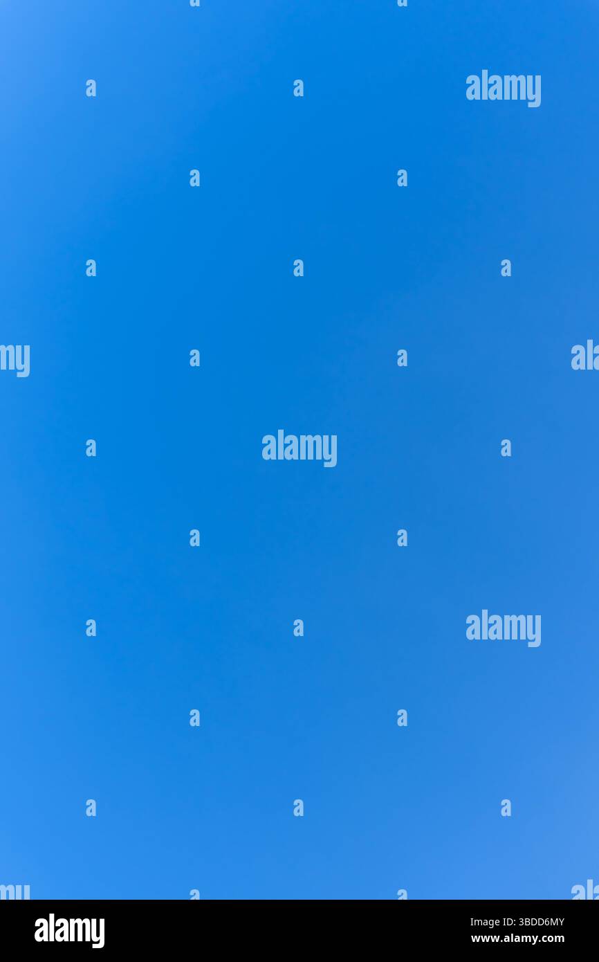 Niedriger Winkel und voller Rahmen des schönen hellblauen Himmels ohne Wolken am Morgen oder Nachmittag an sonnigen Tagen wird als natürlicher Hintergrund verwendet. Stockfoto