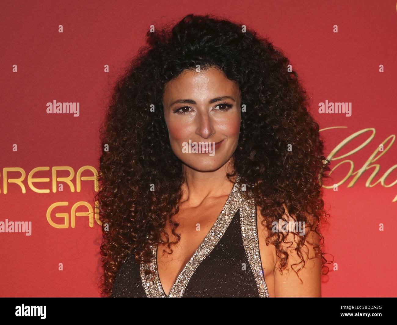 Sprengstoffmoderatorin Marwa Eldessouky auf dem roten Teppich vor der 28. Jose Carreras Gala am 7. Dezember 2022 in der Medienstadt Leipzig, Sprengstoff PR Stockfoto