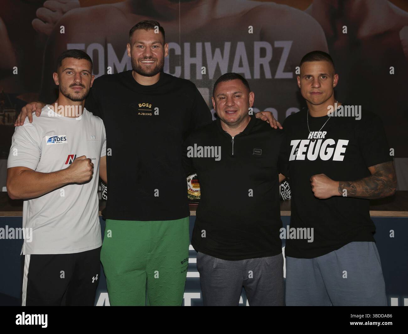 Die Boxer Ardian Krasniqi, Tom Schwarz, Tyron Zeuge mit dem Promoter Burim Sylejmani vom Magdeburger Boxstall Fides bei DER Pressekonferenz für DIE Stockfoto