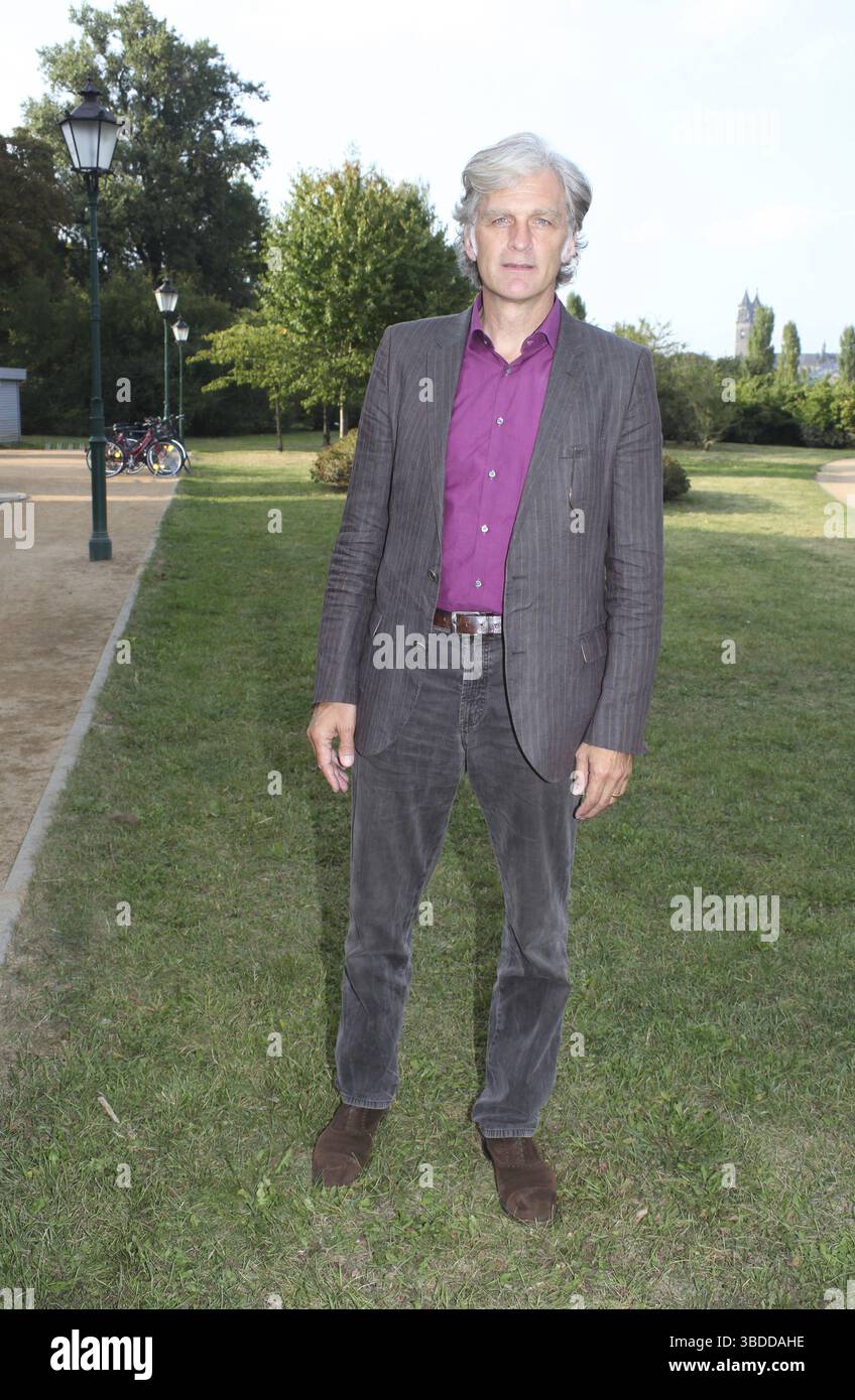 Der deutsche Schauspieler und Filmproduzent Walter Sittler spricht im Gespräch Stockfoto