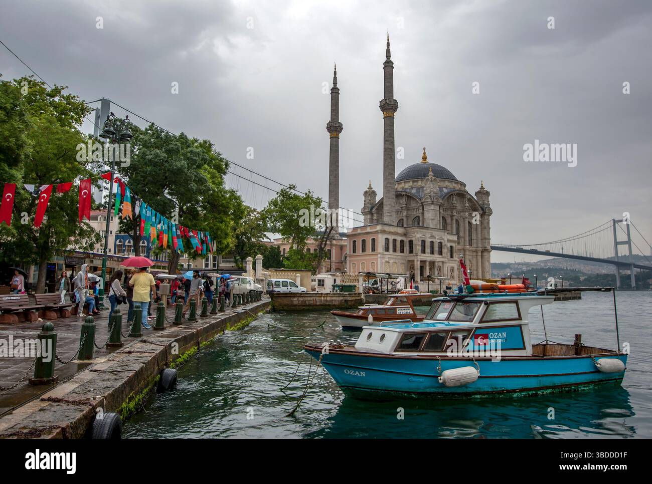 Fischerboote legten im Bosporus neben der Ortakoy Camii (Moschee) in Ortakoy in Istanbul an. Stockfoto