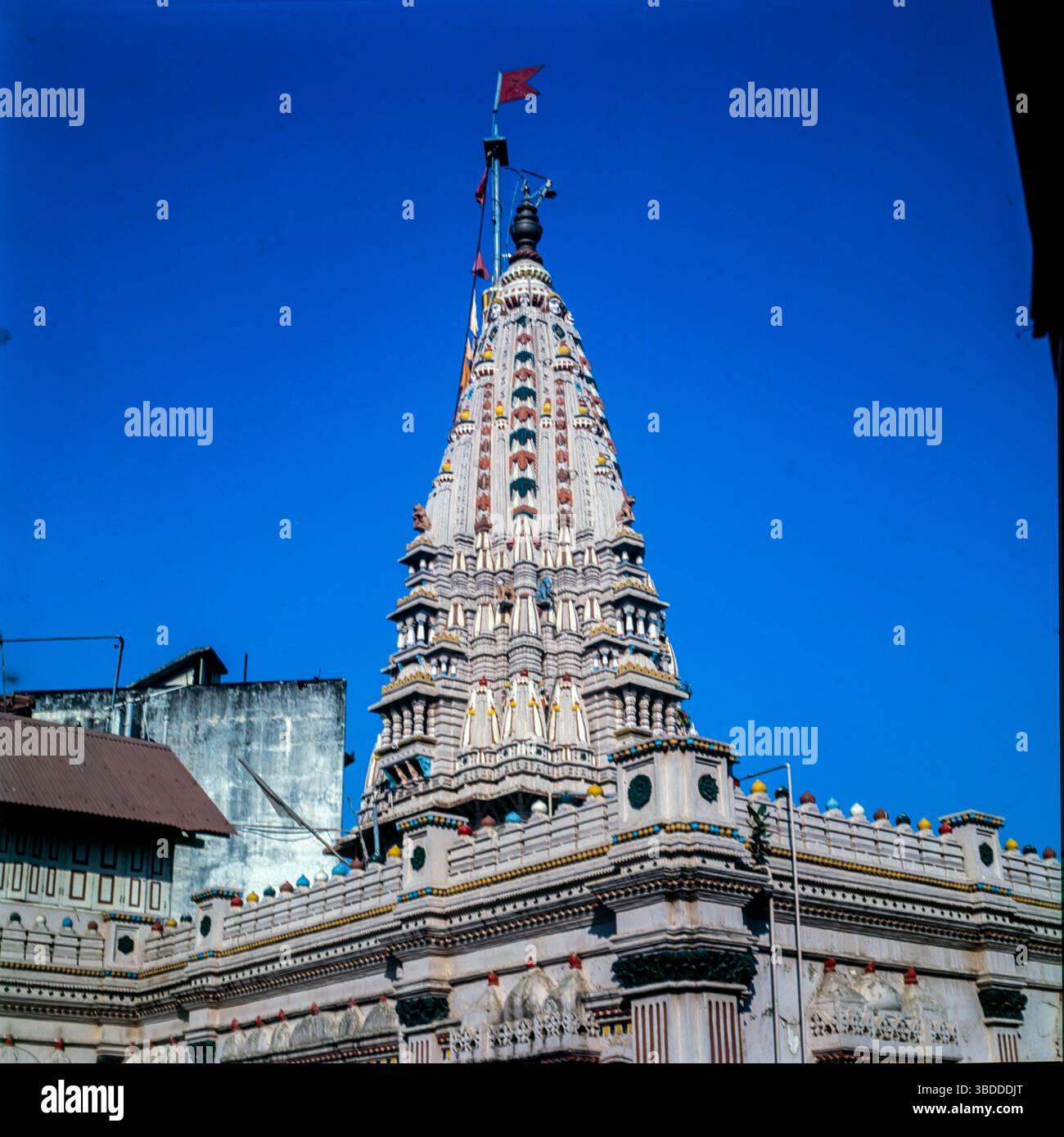 Mumba Devi Mandir ist ein alter Tempel in Mumbai, Maharashtra, Indien, der der Göttin Mumbā, der lokalen Inkarnation der Devi, gewidmet ist. Der Marathi मुंबा stammt von Sanskrit. Mumba Devi ist die Göttin der Stadt Mumbai. Der Name Mumbai stammt von Mumba Devi. Es ist Mumba Devi gewidmet, der Schutzgöttin der Stadt. Stockfoto