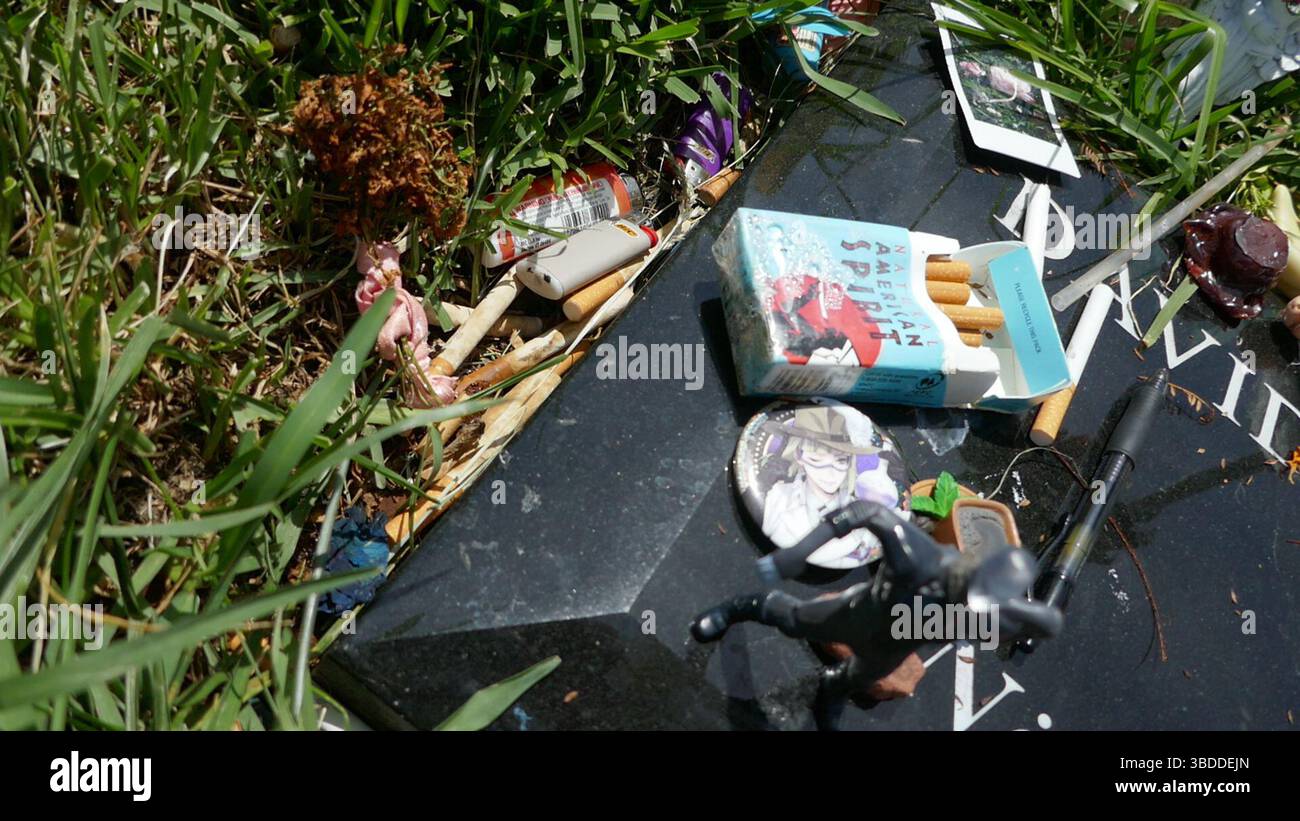 22. Mai 2025 Zigaretten in David Lynch Grave auf dem Hollywood Forever Cemetery am 22. Mai 2025 in Los Angeles, Kalifornien, USA. David Lynch starb am 16. Januar 2025. Seine Filme/Filme/TV-Serien umfassen Twin Peaks, Mullholland Drive, Blue Velvet, Eraserhead, Twin Peaks Fire Walk With Me, Dune, Lost Highway, The Elephant man, Inland Empire, wild im Herzen, die Fabelmans. Foto: Barry King/Alamy Stock Photo Stockfoto