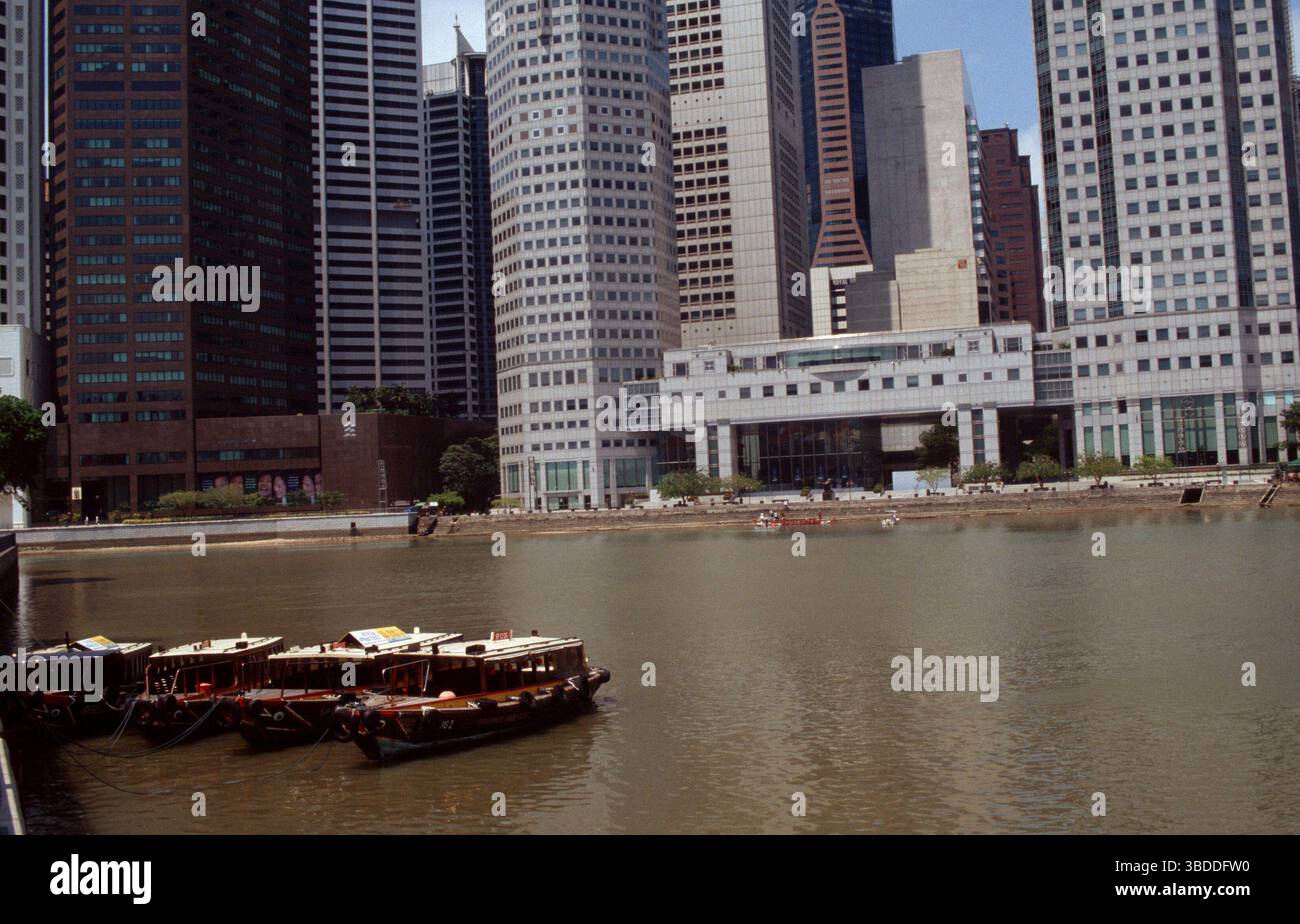 Boote vor Wolkenkratzern, Boat Quai, Singapur Stockfoto