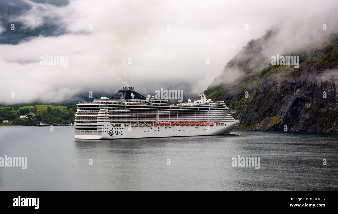 NORWEGEN - 12. AUGUST 2016: MSC Splendida Kreuzfahrtschiff in einem Fjord in Norwegen bei bewölktem Wetter und Besuch berühmter Städte im Land und in Übersee. Stockfoto
