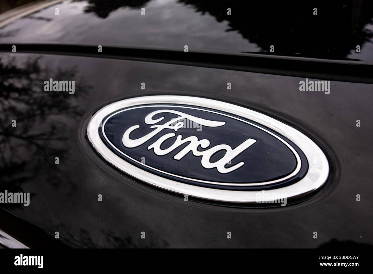 GRIECHENLAND - 5. FEBRUAR 2019: Emblem des Ford Automobilkonzerns auf einer neuesten Generation des Focus Car. Stockfoto