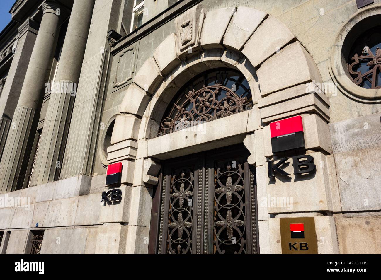 OSTRAVA, TSCHECHISCHE REPUBLIK - 2. APRIL 2019: Eintritt zur Komercni Banka Bank in Ostrava. Historisches Gebäude einer Firmenniederlassung mit Portal und Türen Stockfoto