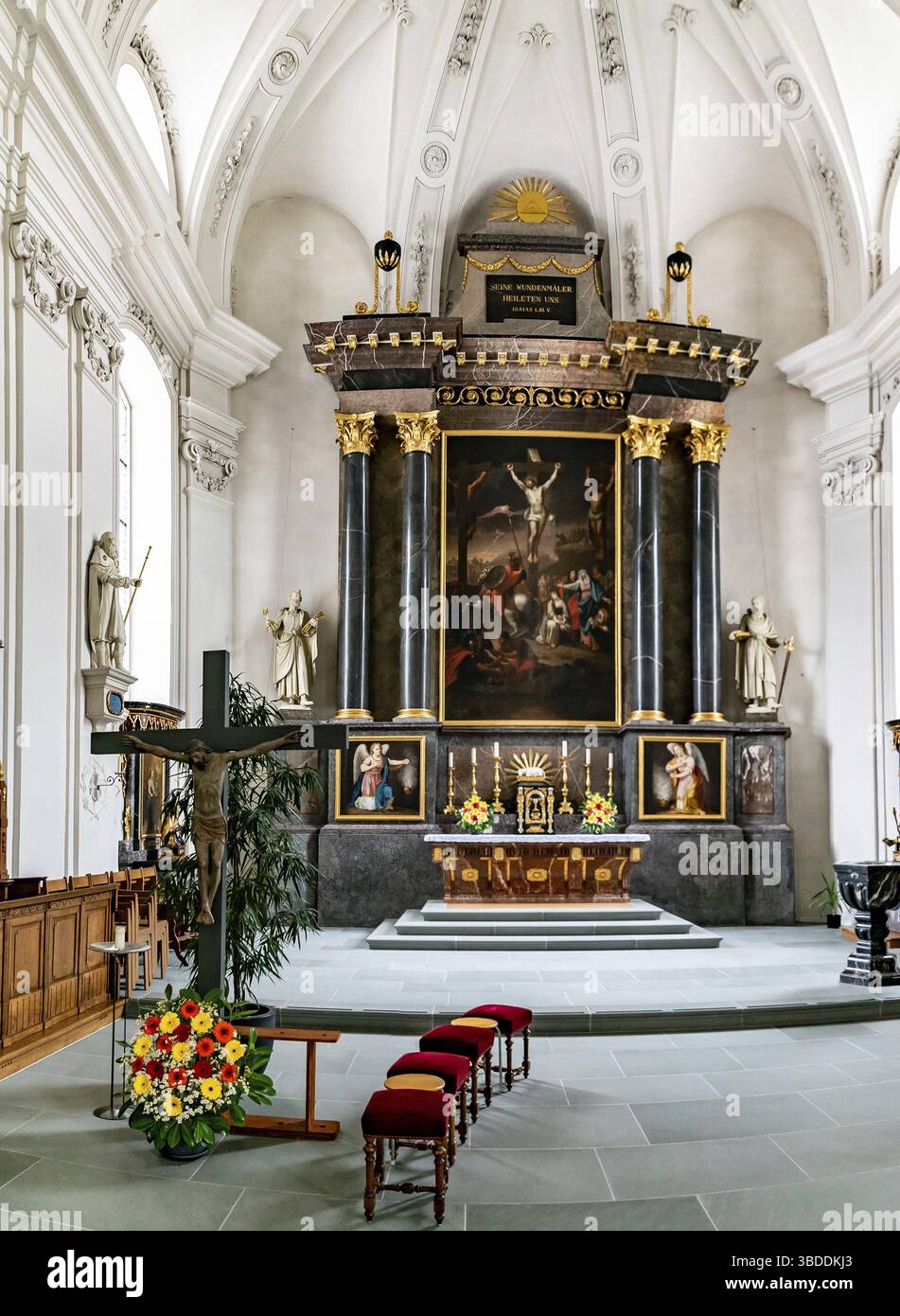Schweiz - 3. Juli 2020: Innenansicht der Kirche Peter und Paul mit dem Hochaltar Stockfoto