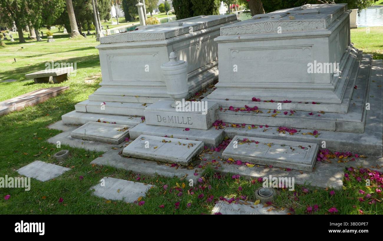 22. Mai 2025 Regisseur Cecil B. DeMille Family Graves in Garden of Legends auf dem Hollywood Forever Cemetery am 22. Mai 2025 in Los Angeles, Kalifornien, USA. Foto: Barry King/Alamy Stock Photo Stockfoto