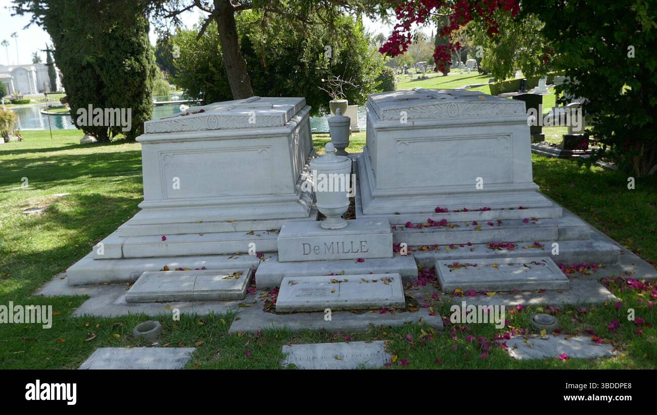22. Mai 2025 Regisseur Cecil B. DeMille Family Graves in Garden of Legends auf dem Hollywood Forever Cemetery am 22. Mai 2025 in Los Angeles, Kalifornien, USA. Foto: Barry King/Alamy Stock Photo Stockfoto