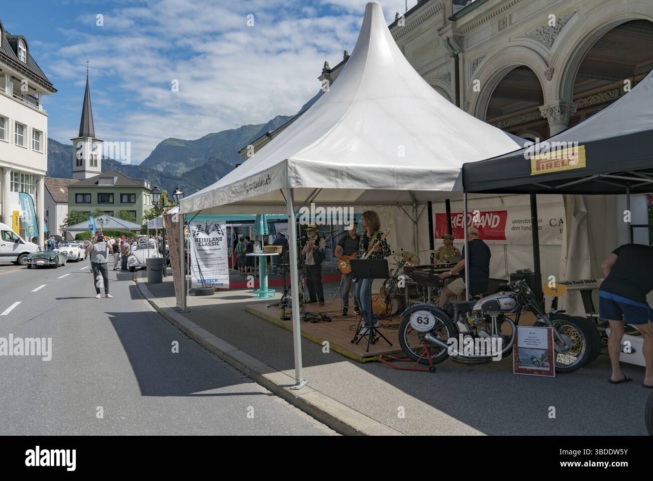 Schweiz - 23. Juni 2019: Die Menschen genießen die Heidiland Classic Car Show und Unterhaltung mit Rockband beim Heidiland Classic Car Meet Stockfoto