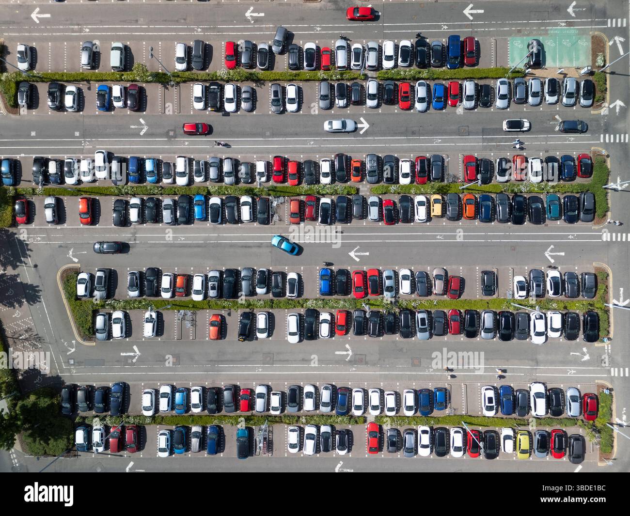 Luftaufnahme des großen Parkplatzes am Einzelhandelsparkplatz in Glasgow, Schottland, Großbritannien Stockfoto