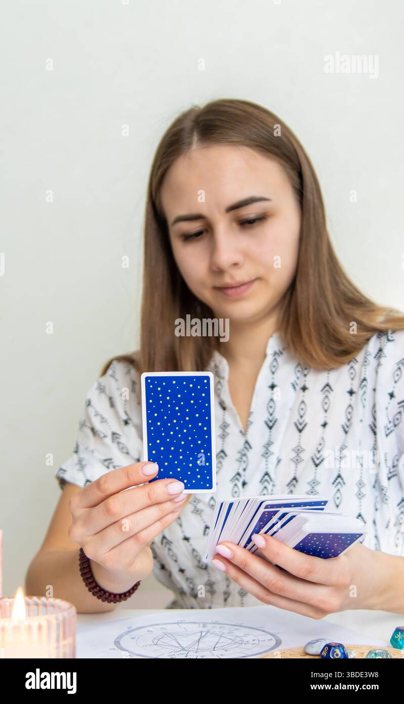 Tarotkartenlesung mit Kerzen und Kristallen. Stockfoto