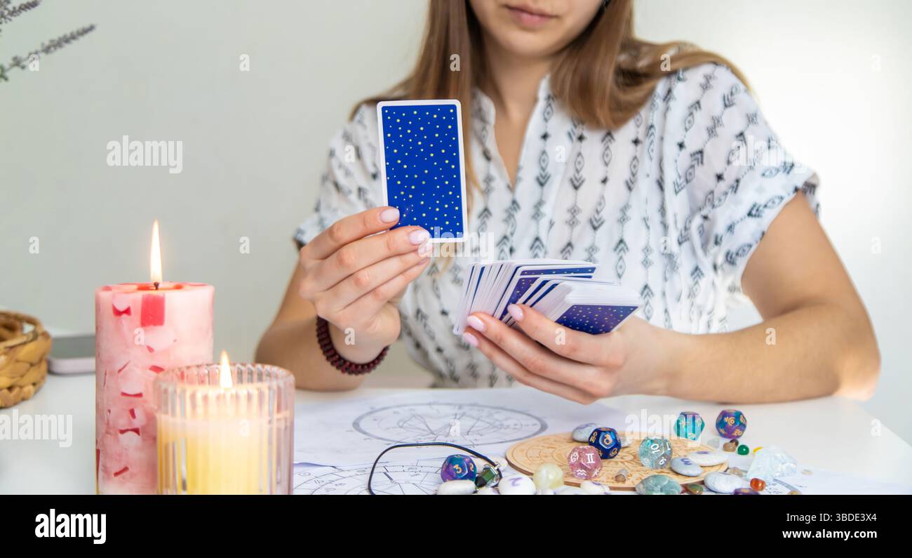 Tarotkartenlesung mit Kerzen und Kristallen. Stockfoto