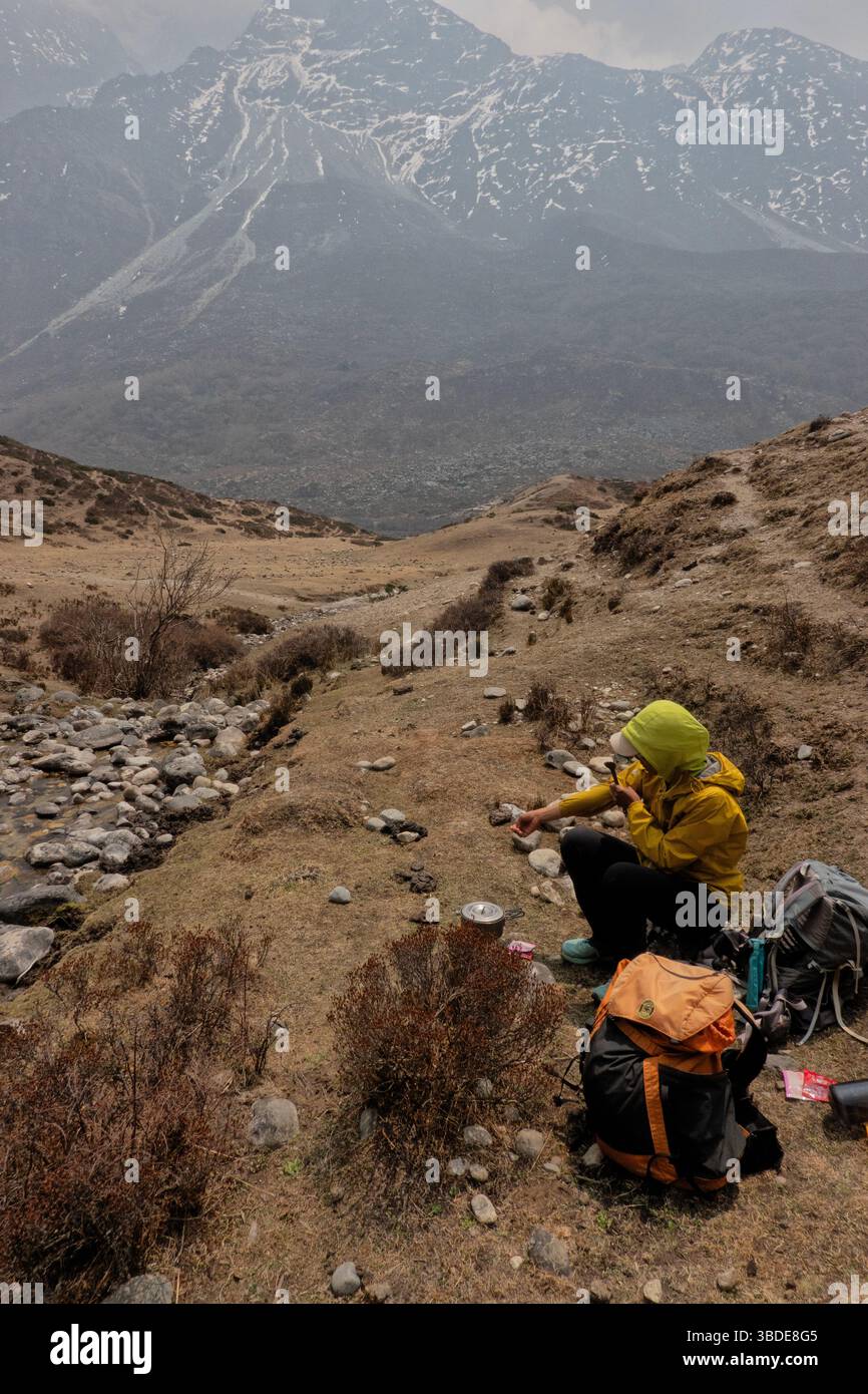 Kochen im Langtang-Tal, Langtang-Nationalpark, Kyanjin Gompa, Nepal Stockfoto