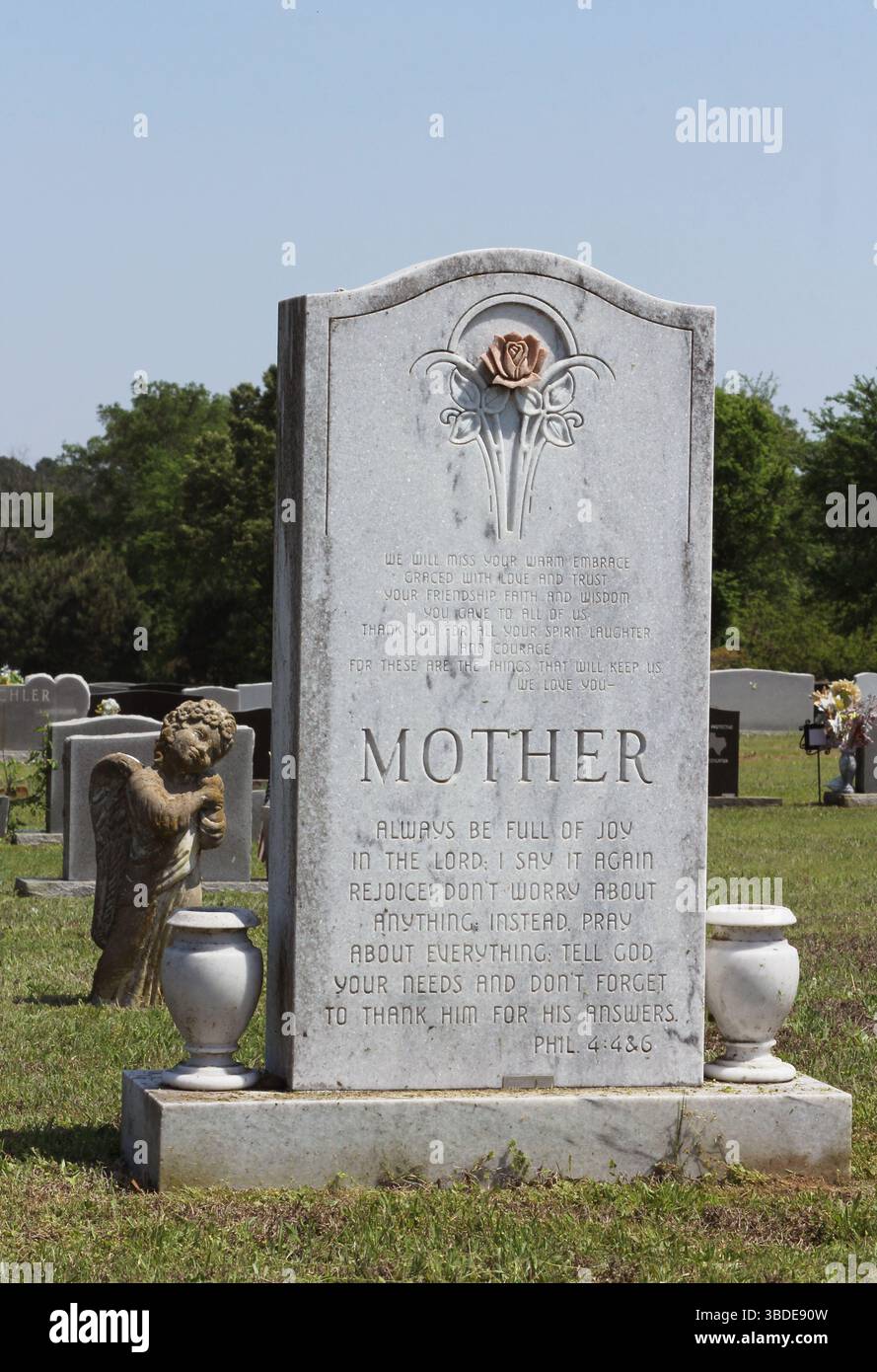 Whitehouse TX - 8. April 2025: Denkmal auf dem Whitehouse City Cemetery in Whitehouse, Texas Stockfoto