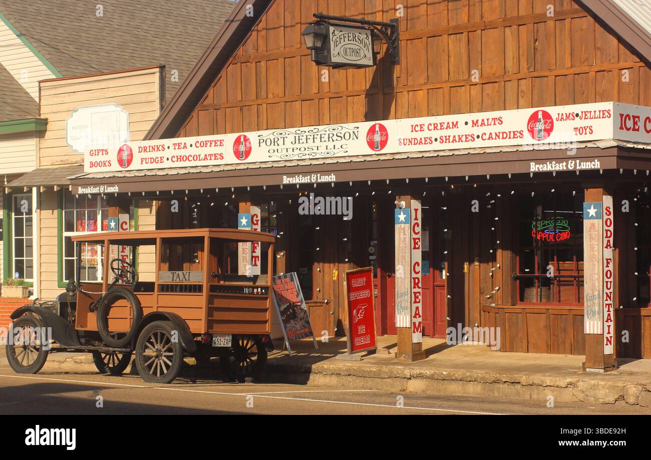 Jefferson TX - 8. Januar 2025: Store and Ice Cream Shop in Downtown Jefferson, Texas Stockfoto