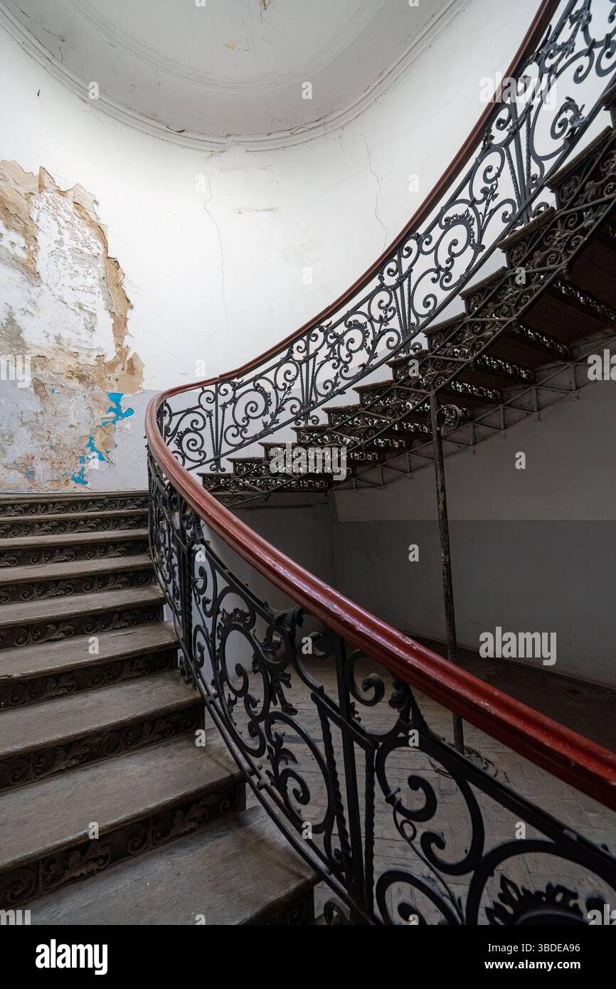 Tiflis, Georgien. Mai 2025. Die alten dekorierten Treppen in einem unbewohnten Gebäude im historischen Zentrum der Stadt Stockfoto
