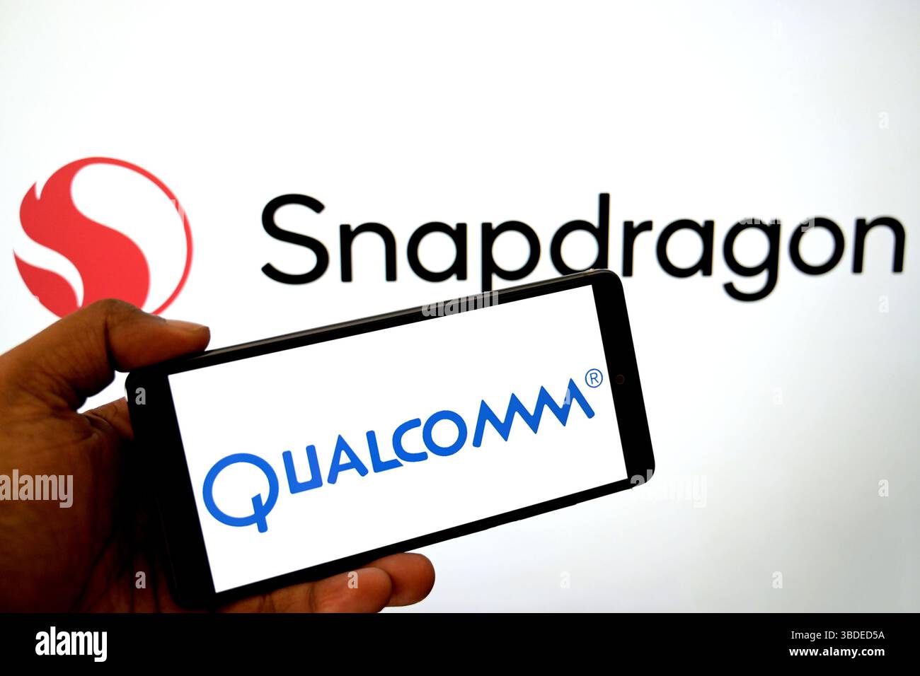In dieser Fotoabbildung wird auf einem Smartphone ein Qualcomm-Logo mit einem Snapdragon-Logo im Hintergrund angezeigt. (Foto von Avishek das / SOPA Images/SIPA USA) *** ausschließlich für redaktionelle Nachrichtenzwecke *** Stockfoto