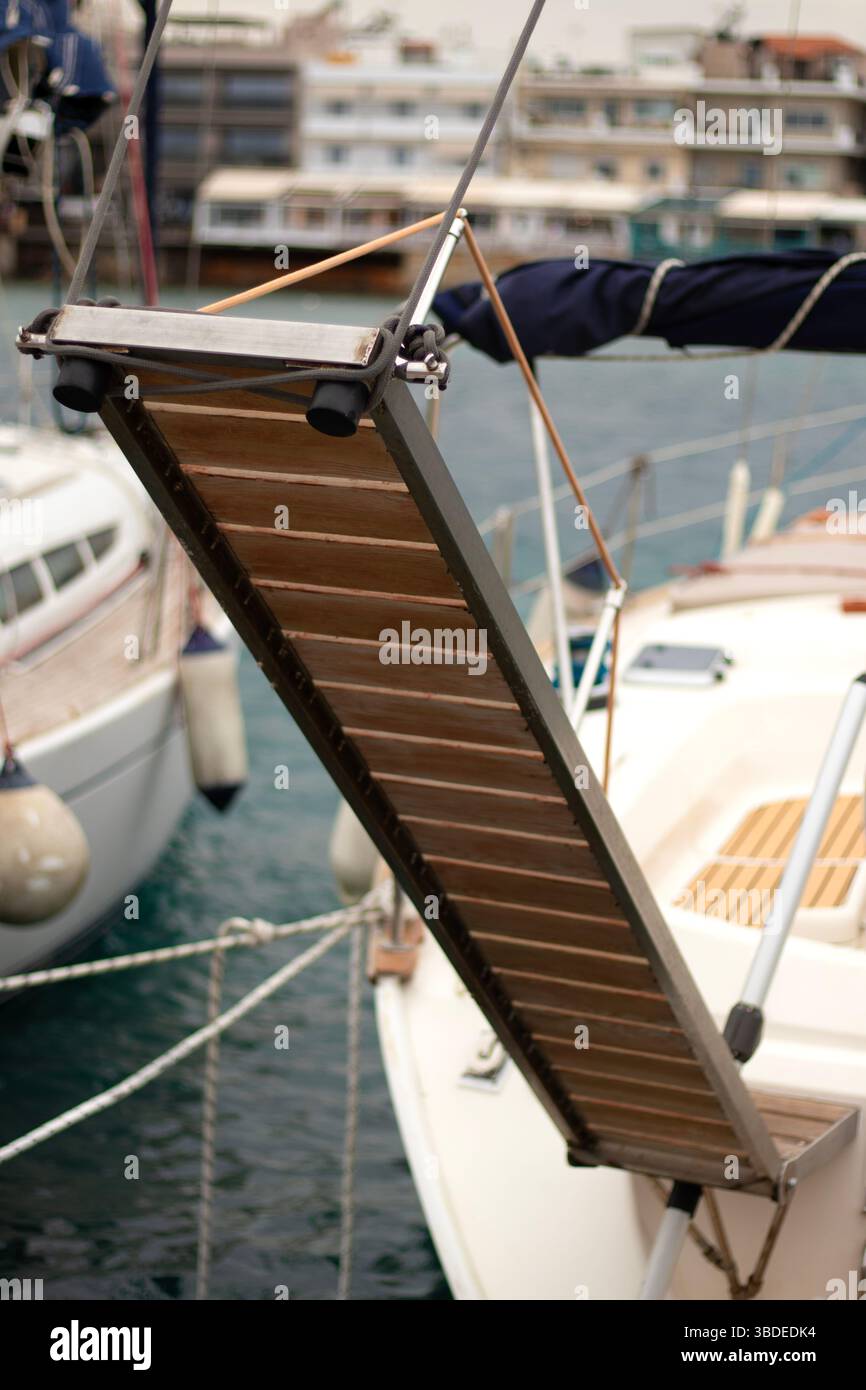 Bootsanlegestelle. Yacht-Bordleiter mit drehbarer Plattform. Stockfoto