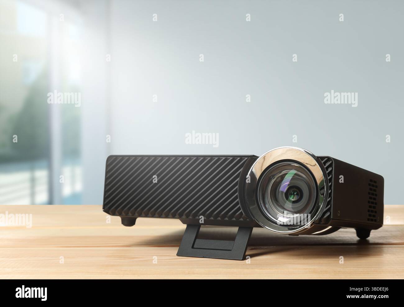 Moderner Videoprojektor auf Holztisch im Zimmer Stockfoto