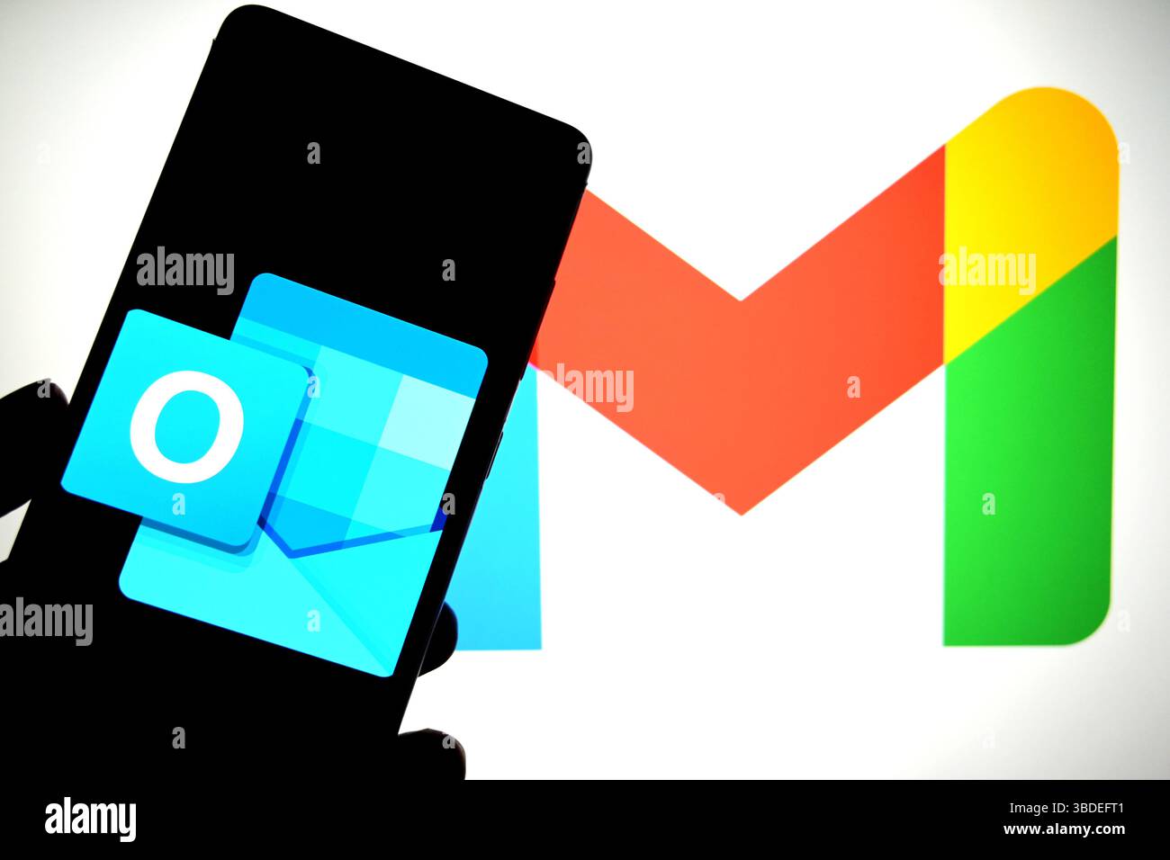 Indien. Mai 2025. In dieser Abbildung wird ein Microsoft Outlook-Logo auf einem Smartphone mit einem Gmail-Logo im Hintergrund angezeigt. Quelle: SOPA Images Limited/Alamy Live News Stockfoto