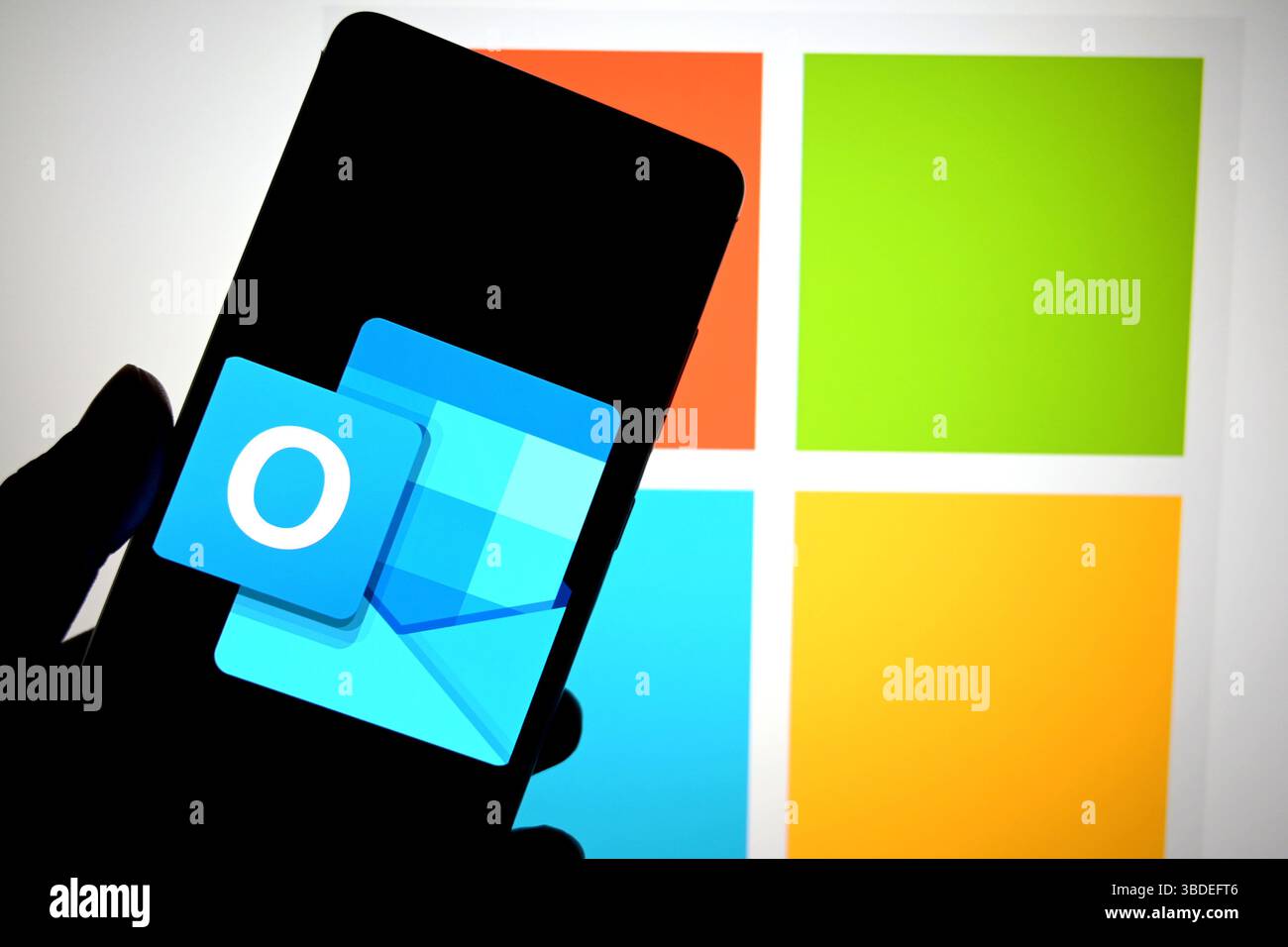 Indien. Mai 2025. In dieser Abbildung wird ein Microsoft Outlook-Logo auf einem Smartphone mit einem Microsoft-Logo im Hintergrund angezeigt. Quelle: SOPA Images Limited/Alamy Live News Stockfoto