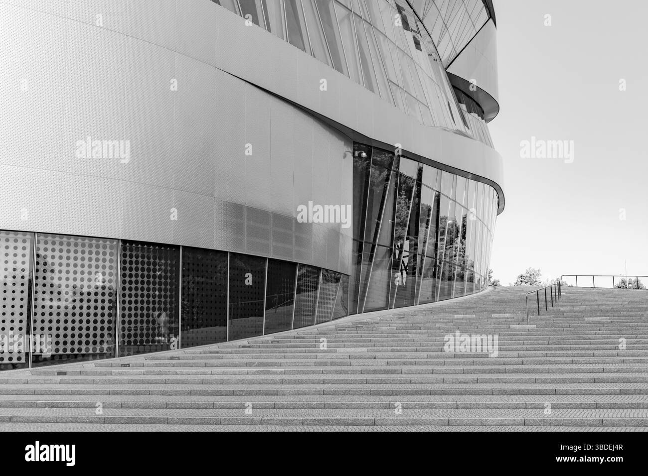 Deutschland - 21. Juli 2020: Schwarzweiß-Detailansicht des Mercedes-Benz Museums in Stuttgart Stockfoto