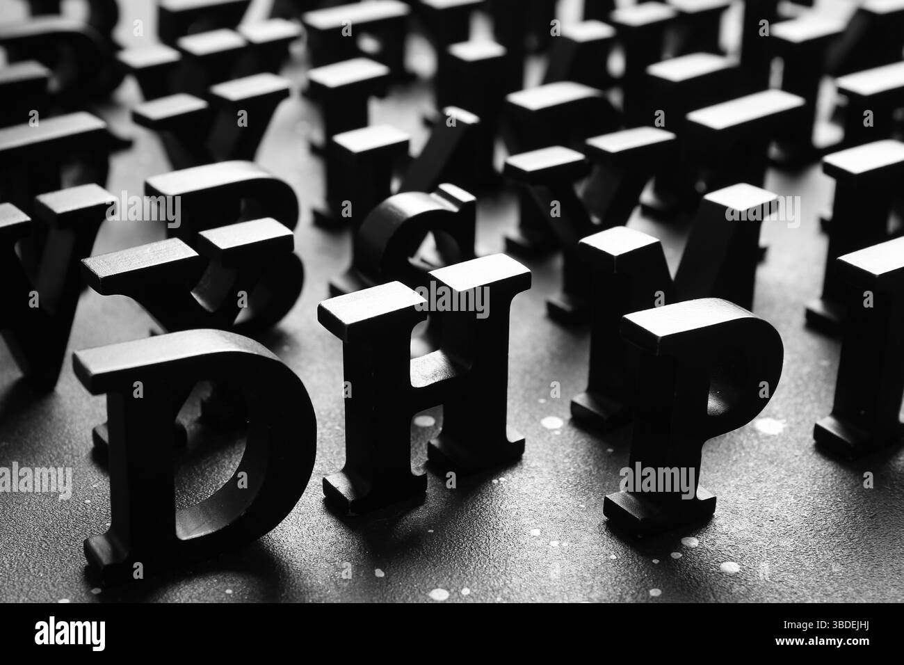 Viele englische Buchstaben auf dunklem Hintergrund, Nahaufnahme Stockfoto