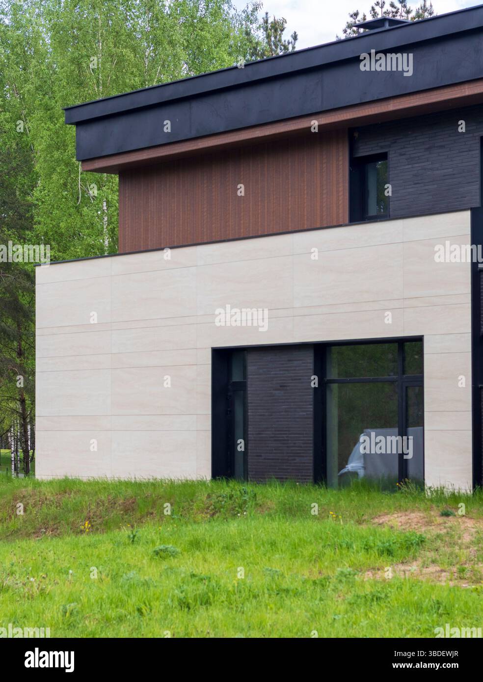 Fassade des stilvollen, urbanen, modernen Hauses, ergonomisch gestaltet und aus ökologischen Materialien Stockfoto