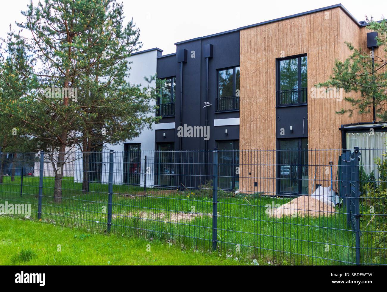 Fassade der stilvollen, urbanen, modernen Stadthäuser, ergonomisch gestaltet und aus ökologischen Materialien gefertigt Stockfoto